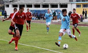 Óliver Torres dispara a puerta vistiendo la camiseta de la selección Sub-21