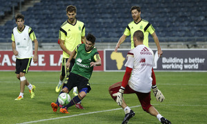 Villa se dispone a rematar a puerta durante un entrenamiento con la Selección española