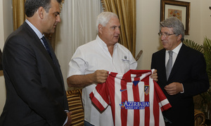 Ricardo Martinelli, presidente de Panamá, recibe una camiseta del Atlético de manos de Enrique Cerezo