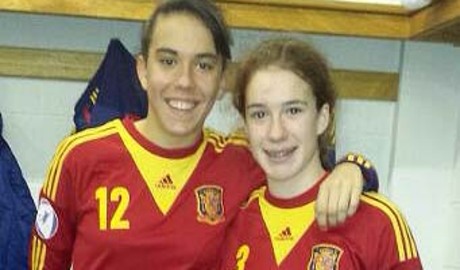 Temporada 2013-2014. Laura Ortega y Bea Beltr&aacute;n tras el partido ante Alemania