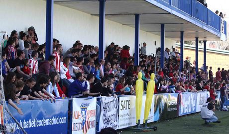 Temporada 2013-2014. Los aficionados animan al F&eacute;minas