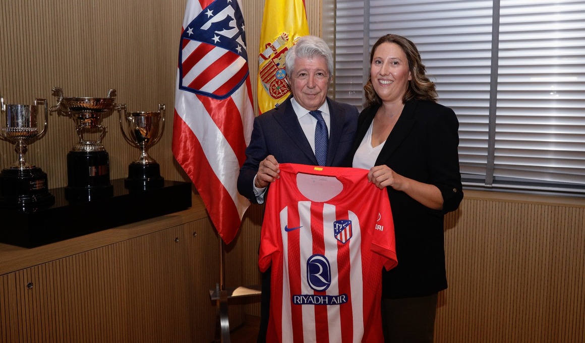 El Atlético se une al homenaje a la bandera española