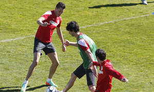 Temporada 13/14. Entrenamiento en la Ciudad deportiva de Majadahonda. Godín y Giménez disputan el balón a Tiago. 