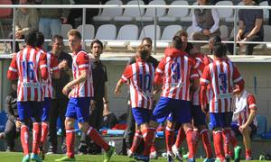 Los jugadores rojiblancos celebran el primer gol del partido, obra de Samuel, junto al banquillo de Oscar Mena