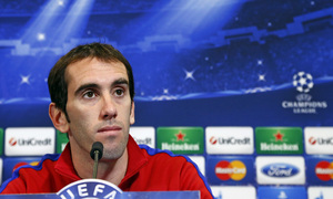 temporada 13/14. Rueda de prensa de Champions. Godín atendiendo a los medios