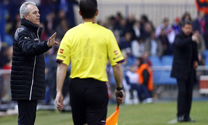 temporada 13/14. Partido Atlético de Madrid-Espanyol. Aguirre dando órdenes en la banda