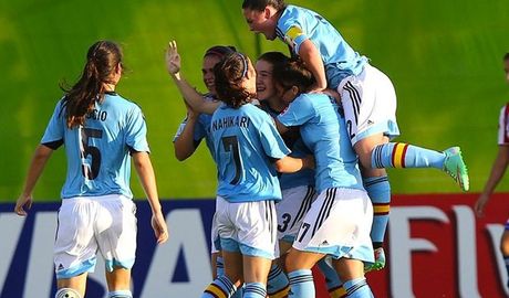 Temporada 2013-2014. Bea Beltr&aacute;n celebra el gol con la Sub-17