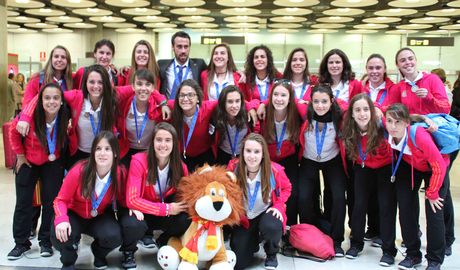 Temporada 2013-2014. Sub-17 femenina en el aeropuerto