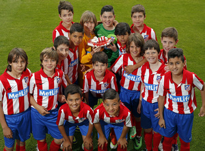 temporada 13/14. 111 aniversario del club. Alevines posando con la tarta