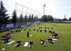 temporada 13/14. Entrenamiento en la ciudad deportiva de Majadahonda. equipo estirando durante el entrenamiento