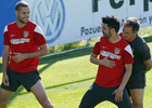 temporada 13/14. Entrenamiento en la Ciudad deportiva de Majadahonda. Villa y Mario bromeando durante el entrenamiento