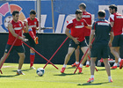 temporada 13/14. Entrenamiento en el estadio Vicente Calderón. Jugadores realizando ejercicios con balón