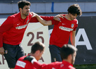 temporada 13/14. Entrenamiento en la Ciudad deportiva de Majadahonda. Costa y Tiago estirando