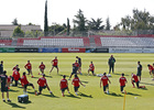 temporada 13/14. Entrenamiento en la Ciudad deportiva de Majadahonda. Jugadores estirando durante el entrenamiento