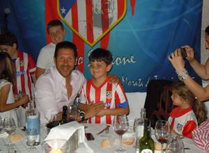 Simeone, en un momento de la cena aniversario de la pe&ntilde;a que lleva su nombre en Morata de Taju&ntilde;a, con un joven pe&ntilde;ista