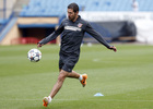 Temporada 13/14. Entrenamiento en el Estadio Vicente Calderón.  Simeone golpeando un balón.