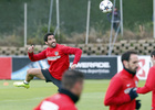 temporada 13/14. Entrenamiento en la Ciudad deportiva de Majadahonda.Raúl rematando un balón de cabeza durante el entrenamiento