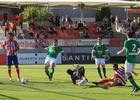 Rubén Mesa remata desde el suelo para marcar el primer gol del partido de vuelta de la permanencia contra el Caudal