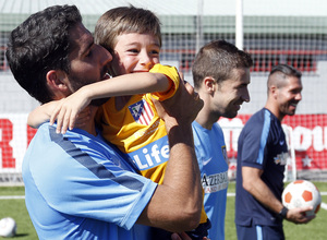 temporada 14/15 . Entrenamiento en la Ciudad deportiva de Majadahonda. Gabi Simeone y Raúl García saludando a los niños del campus