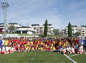 temporada 14/15 . Entrenamiento en la Ciudad deportiva de Majadahonda. Gabi Simeone y Raúl García saludando a los niños del campus