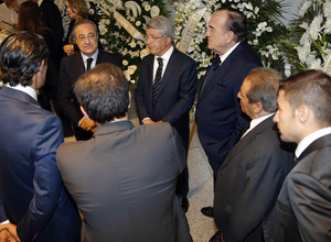 temporada 14/15 . Funeral Alfredo Di Estéfano. Estadio Santiago Bernabeu. Caminero, Gabi, Cerezo, Collar.