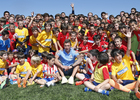 Temporada 14-15. Mario Mandzukic posando con los niños del campus en Majadahonda. Foto: A. G.