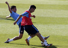 Carlos Ramos y Lucas luchan por la posesión del esférico en el entrenamiento del domingo en Los Ángeles de San Rafael