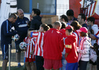 Diego Pablo Simeone firma un autógrafo