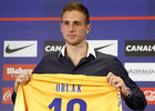 Temporada 14-15. Presentación Jan Oblak. El portero posa con la camiseta.