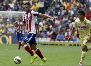 Copa EuroAmericana 2014-2015. Saúl Ñíguez conduce un balón.
