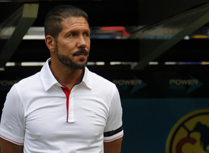 Copa EuroAmericana 2014-15. Diego Pablo Simeone, atento al partido de su equipo en el estadio Azteca