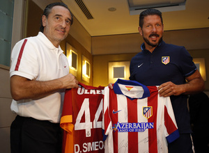 Simeone y Cesare Prandelli, entrenador del Galatasaray