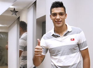 Raúl Jiménez saluda con el pulgar en alto ante el escudo del club en el Palco de Honor