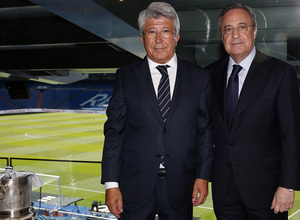 temporada 14/15 . Comida de directivas Real Madrid - Atlético. Santiago Bernabeu. Cerezo y Florentino posando en la comida