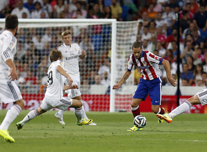 Temporada 14-15. Supercopa de España. Mario intenta superar a varios jugadores del Madrid. Foto: Ángel Gutiérrez