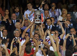 temporada 14/15 . Partido Atlético de Madrid Real Madrid. Supercopa de España. Gabi levantando la copa