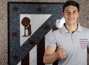 temporada 13/14. Emiliano Velázquez.Haciendo un gesto junto al escudo del club