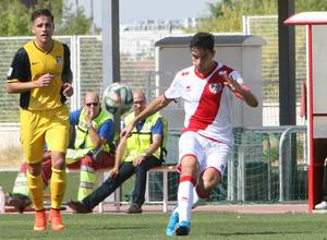 Aquino, autor de un gol ante el Rayo B, en un momento del partido frente a los vallecanos