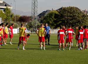 Equipo Juvenil. Los jugadores escuchan las indicaciones del entrenador
