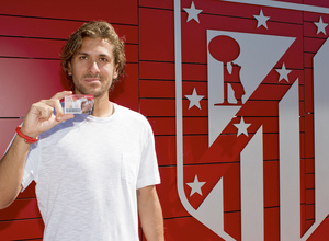 Cerci con el carnet de abonado