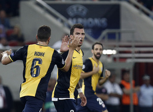 Temporada 14-15. Uefa Champions League. Fase de grupos. Olympiacos-Atlético de Madrid. Koke felicita a Mandzukic tras su gol.