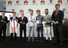 temporada 14/15 . Acuerdo con Huawei. Jugadores posando con los móviles junto a los presidentes