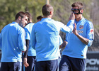 Mario Suárez y Gabi comprueban cómo es la máscara con la que trabajó Mandžukić en el entrenamiento del jueves