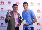 Mandzukic. Entrega de los equipos Huawei al primer equipo. 