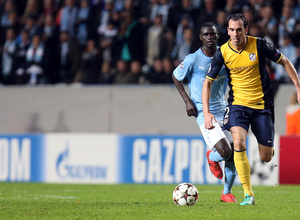 Temporada 14-15. Champions League. Malmö - Atlético de Madrid. Godín sale con el balón en los pies.