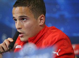 temporada 14/15. Rueda de prensa previa de Champions contra Olympiacos . Afellay durante la rueda de prensa en el estadio Vicente Calderón