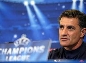 temporada 14/15. Rueda de prensa previa de Champions contra Olympiacos . Michel durante la rueda de prensa en el estadio Vicente Calderón