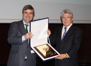 El presidente Enrique Cerezo recibe de manos de Miguel Cardenal (presidente del CSD) la Placa de Oro de la Real Orden del Mérito Deportivo