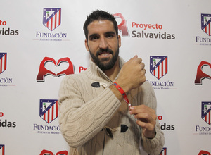 Raúl García, con la pulsera solidaria