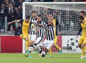 Temporada 14-15. Champions League. Juventus - Atlético de Madrid. Gabi protege el balón ante tres rivales.